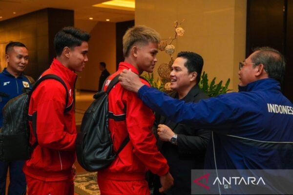Berikut adalah beberapa alternatif judul untuk acara pelepasan Timnas Indonesia ke Australia oleh Ketua Umum PSSI:

1. "Ketua Umum PSSI Kirim Timnas Indonesia ke Australia"
2. "Pelepasan Resmi: Ketua Umum PSSI Memberangkatkan Timnas Indonesia ke Australia"
3. "Ketua Umum PSSI Mendampingi Keberangkatan Timnas Indonesia Menuju Australia"
4. "Timnas Indonesia Berangkat ke Australia, Ketua Umum PSSI Lepas Dengan Harapan Tinggi"
5. "Dukungan Penuh: Ketua Umum PSSI Lepas Timnas Indonesia Menuju Australia"
6. "Ceremonial Pelepasan: Ketua Umum PSSI Antar Timnas Indonesia ke Australia"
7. "Semangat Baru: Ketua Umum PSSI Melepas Timnas Indonesia Berjuang di Australia" 

Silakan pilih salah satu atau gunakan sebagai inspirasi!