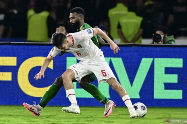 Here are some alternative titles for "Jelang lawan Australia, Sandy Walsh: Aku akan memberikan segalanya":

1. "Menuju Pertandingan Melawan Australia, Sandy Walsh: Aku Siap Berikan Segalanya"
2. "Sandy Walsh Menjelang Duel Dengan Australia: Komitmenku untuk Memberikan yang Terbaik"
3. "Jelang Pertandingan Melawan Australia, Sandy Walsh: Totalitas dalam Permainan"
4. "Sandy Walsh: Akan Berikan Segalanya Saat Melawan Australia"
5. "Menyongsong Pertempuran Dengan Australia, Sandy Walsh: Semangat Memberikan Semua"
6. "Jelang Laga Melawan Australia, Sandy Walsh: Aku Akan Berjuang Sebisa Mungkin" 

Feel free to choose any of these or mix and match elements to create a title that resonates best!