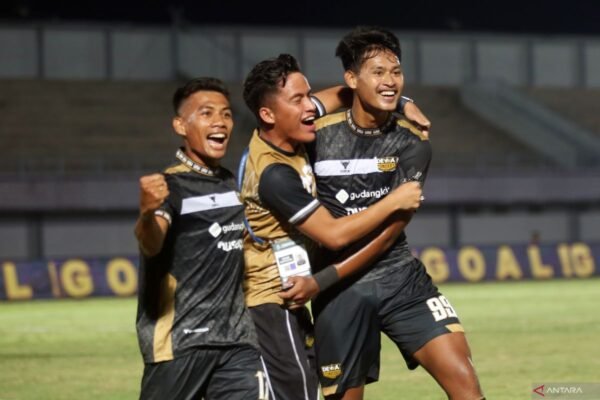 Berikut adalah beberapa alternatif judul untuk "Septian tak risaukan persaingan di lini depan timnas Indonesia":

1. "Septian Santai Hadapi Persaingan di Lini Depan Timnas Indonesia"
2. "Septian Yakin Tak Tertekan oleh Persaingan di Timnas Indonesia"
3. "Septian: Persaingan Lini Depan Timnas Indonesia Bukan Masalah"
4. "Septian Percaya Diri Meski Ada Persaingan di Lini Depan Timnas"
5. "Septian Tak Khawatir Akan Kompetisi di Lini Depan Timnas Indonesia"

Silakan pilih atau sesuaikan sesuai kebutuhan!
