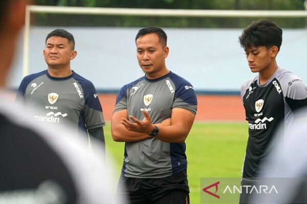 Berikut adalah beberapa alternatif judul untuk "Sofie Imam jadi Asisten Pelatih Fisik Timnas Indonesia":

1. "Sofie Imam Resmi Mengisi Posisi Asisten Pelatih Fisik Timnas Indonesia"
2. "Sofie Imam: Asisten Pelatih Fisik Baru Timnas Indonesia"
3. "Peran Baru Sofie Imam sebagai Asisten Pelatih Fisik Timnas Indonesia"
4. "Sofie Imam Ditetapkan Sebagai Asisten Pelatih Fisik Timnas Indonesia"
5. "Sofie Imam Mengambil Alih Jabatan Asisten Pelatih Fisik Timnas Indonesia"
6. "Sofie Imam Menjadi Asisten Pelatih Fisik untuk Meningkatkan Kinerja Timnas Indonesia"
7. "Sofie Imam Berkontribusi Sebagai Asisten Pelatih Fisik di Timnas Indonesia"

Silakan pilih atau sesuaikan sesuai kebutuhan!