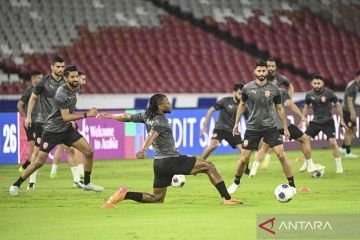Berikut adalah beberapa alternatif judul untuk berita tersebut:

1. "Timnas Bahrain Menguji Lapangan SUGBK Sebelum Melawan Timnas Indonesia"
2. "Persiapan Timnas Bahrain: Uji Coba Lapangan SUGBK Sebelum Pertandingan Melawan Timnas Indonesia"
3. "Lapangan SUGBK Disiapkan: Timnas Bahrain Lakukan Uji Coba Menjelang Pertandingan Melawan Timnas Indonesia"
4. "Menjelang Pertandingan Melawan Timnas Indonesia, Timnas Bahrain Jajal Lapangan SUGBK"
5. "Timnas Bahrain Lakukan Latihan di SUGBK Sebelum Bertanding Melawan Indonesia"
6. "Uji Lapangan: Timnas Bahrain Siapkan Diri Hadapi Timnas Indonesia di SUGBK" 

Apakah ada judul tertentu yang Anda sukai atau ingin Anda kembangkan lebih lanjut?