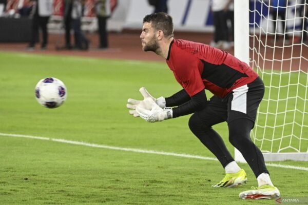 Berikut adalah beberapa alternatif judul untuk "Hati-hati dengan Senjata Bola Mati Timnas Bahrain":

1. "Waspada Terhadap Ancaman Set Piece Timnas Bahrain"
2. "Menjaga Jarak: Bahaya Bola Mati dari Tim Nasional Bahrain"
3. "Perhatian Khusus: Senjata Tersembunyi Timnas Bahrain di Set Piece"
4. "Jangan Sepelekan: Efektivitas Bola Mati Timnas Bahrain"
5. "Strategi Mematikan: Pengaruh Bola Mati Timnas Bahrain"
6. "Senjata Rahasia: Kekuatan Set Piece Timnas Bahrain"
7. "Hati-hati! Timnas Bahrain dan Ancaman Bola Mati"
8. "Waspada! Timnas Bahrain dan Strategi Bola Mati Mereka"

Silakan pilih atau modifikasi sesuai kebutuhan!
