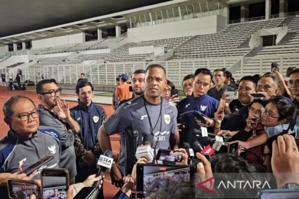 Here are a few alternative titles for "Pratinjau Indonesia vs Bahrain: Saatnya kembali tampil pragmatis":

1. "Analisis Pertandingan Indonesia vs Bahrain: Momen untuk Taktik Pragmatik"
2. "Preview Indonesia vs Bahrain: Saatnya Kembali ke Strategi Praktis"
3. "Indonesia vs Bahrain: Kembali ke Pendekatan Pragmatik"
4. "Persiapan Indonesia Menghadapi Bahrain: Fokus pada Taktik Pragmatik"
5. "Pandangan Awal Indonesia vs Bahrain: Mengadopsi Pendekatan Pragmatis"
6. "Indonesia vs Bahrain: Menyongsong Pertandingan dengan Pendekatan Pragmatik" 

Feel free to choose any of these or modify them further to better fit your needs!