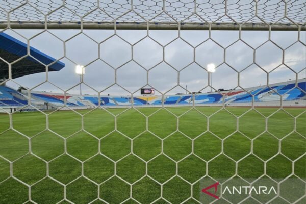 Arema FC Terima Sanksi Akibat Pelemparan Bus Persik: Implikasi dan Tindakan Selanjutnya