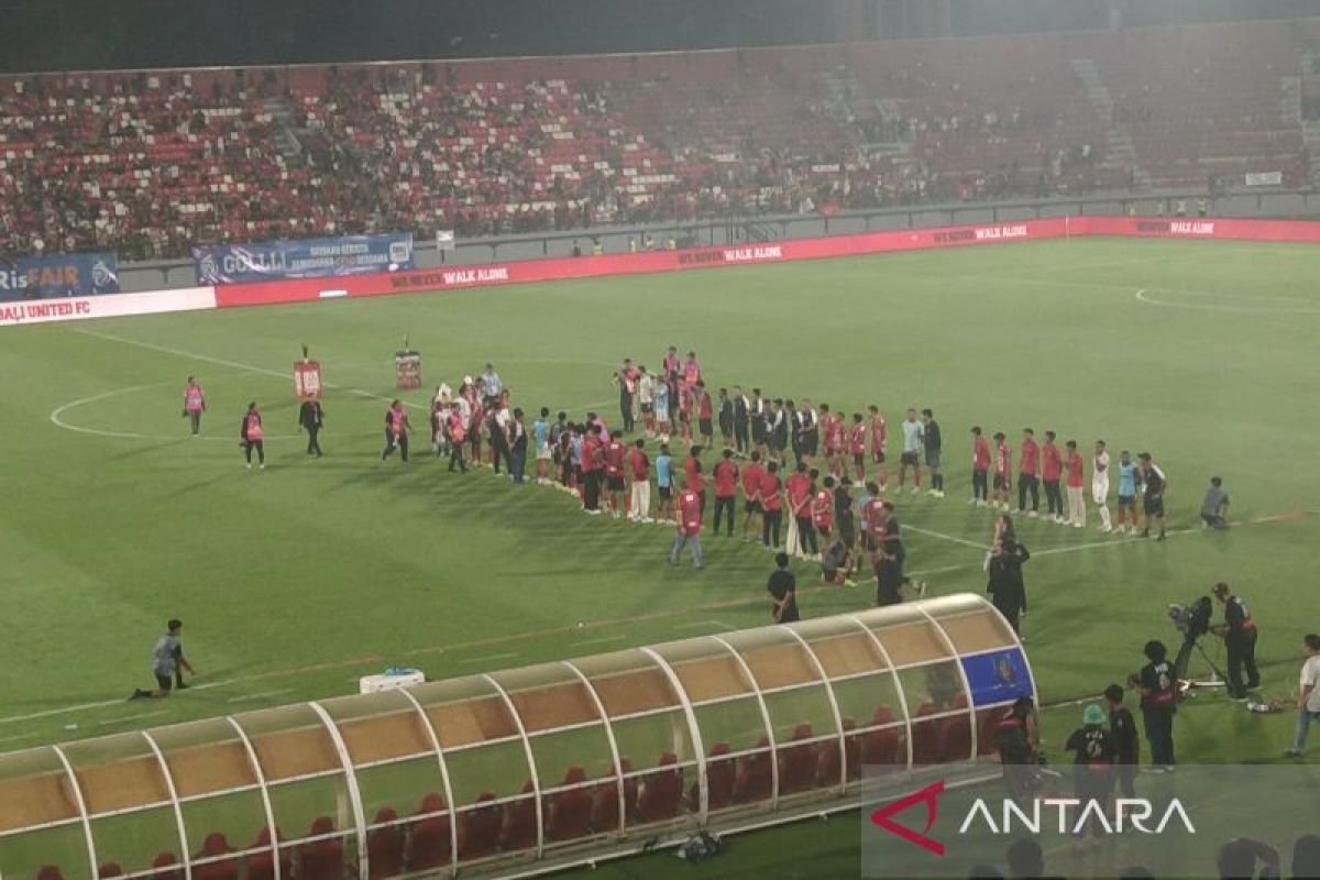 Berikut beberapa alternatif judul untuk berita "Bali United adakan perpisahan dengan Stefano Cugurra":

1. "Bali United Gelar Acara Perpisahan untuk Stefano Cugurra"
2. "Selamat Tinggal Stefano Cugurra: Bali United Rayakan Momen Perpisahan"
3. "Perpisahan Emosional: Bali United dan Stefano Cugurra Mengucapkan Salam Perpisahan"
4. "Bali United Organisir Acara Perpisahan untuk Pelatih Stefano Cugurra"
5. "Bali United Ucapkan Selamat Tinggal kepada Stefano Cugurra dalam Acara Spesial" 

Silakan pilih atau sesuaikan sesuai kebutuhan!