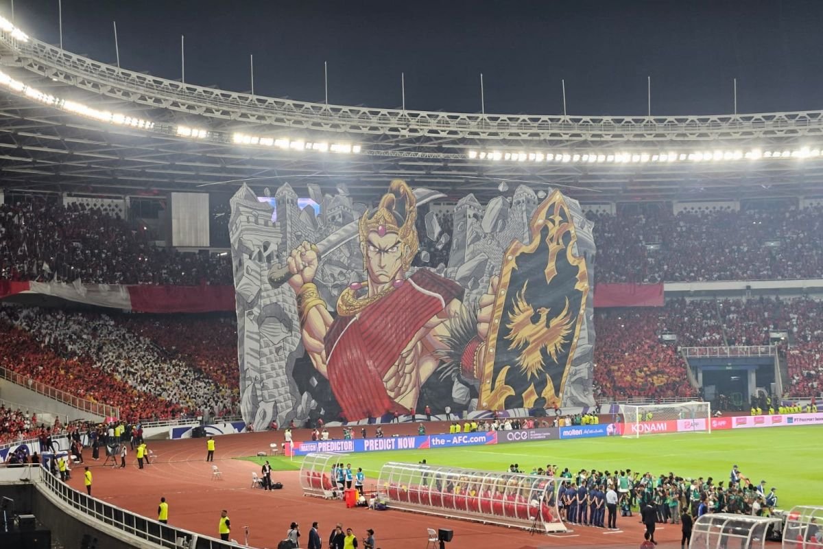 Sure! Here are some alternative titles for "Koreografi Berhias Tifo Pendekar Wayang Warnai Laga Indonesia vs China":

1. "Tifo Pendekar Wayang: Koreografi yang Menghiasi Pertarungan Indonesia vs China"
2. "Festival Tifo Pendekar Wayang: Membawa Warna ke Duel Indonesia vs China"
3. "Koreografi Tifo Berbasis Wayang: Memeriahkan Laga Indonesia Melawan China"
4. "Seni Tifo Pendekar Wayang: Menghidupkan Rivalitas Laga Indonesia vs China"
5. "Pertunjukan Tifo Pendekar Wayang: Warna dan Seni dalam Pertandingan Indonesia vs China" 

Feel free to ask for more options or specific themes!