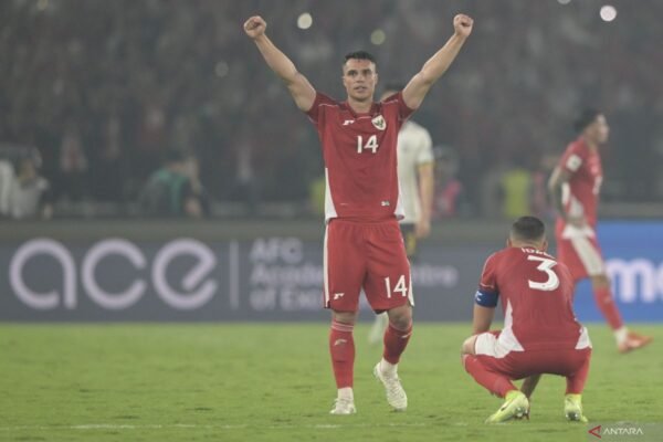 Berikut beberapa alternatif judul untuk "Erick Thohir bersyukur Indonesia pastikan putaran keempat kualifikasi":

1. "Erick Thohir: Syukur atas Keberhasilan Indonesia Melangkah ke Putaran Keempat Kualifikasi"
2. "Keberhasilan Indonesia di Kualifikasi: Erick Thohir Ungkapkan Rasa Syukur"
3. "Erick Thohir Bersyukur: Indonesia Aman di Putaran Keempat Kualifikasi"
4. "Putaran Keempat Kualifikasi: Erick Thohir Menyampaikan Rasa Syukur untuk Indonesia"
5. "Syukur Erick Thohir atas Langkah Indonesia ke Putaran Keempat Kualifikasi"

Silakan pilih salah satu atau gunakan sebagai inspirasi!