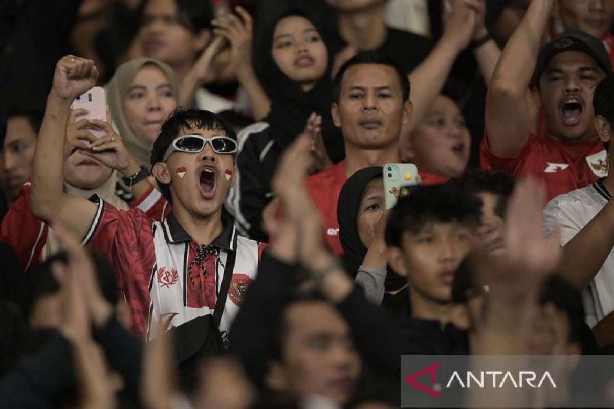 Berikut beberapa alternatif judul untuk "God Bless dan Judika Bakar Semangat Penggemar Indonesia":

1. "Semangat Berkobar: God Bless & Judika Guncang Penggemar Indonesia"
2. "Kombinasi Hebat: God Bless dan Judika Membakar Semangat Tanah Air"
3. "Harmoni Energi: God Bless Bersama Judika Menggetarkan Penggemar Indonesia"
4. "Membara dan Menginspirasi: God Bless dan Judika Ciptakan Gelombang Semangat"
5. "Satu Suara: God Bless & Judika Buktikan Daya Tarik Musik Indonesia"
6. "Pengalaman Tak Terlupakan: God Bless dan Judika Meriahkan Semangat Fans"
7. "Energi Musik: God Bless dan Judika Menghidupkan Semangat Indonesia"

Semoga salah satu judul ini sesuai dengan yang Anda inginkan!